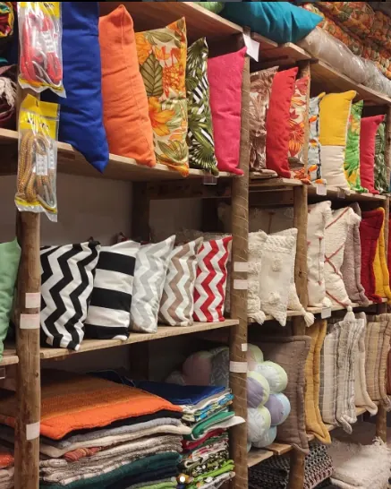 Estante com capas de almofada coloridas e estampadas